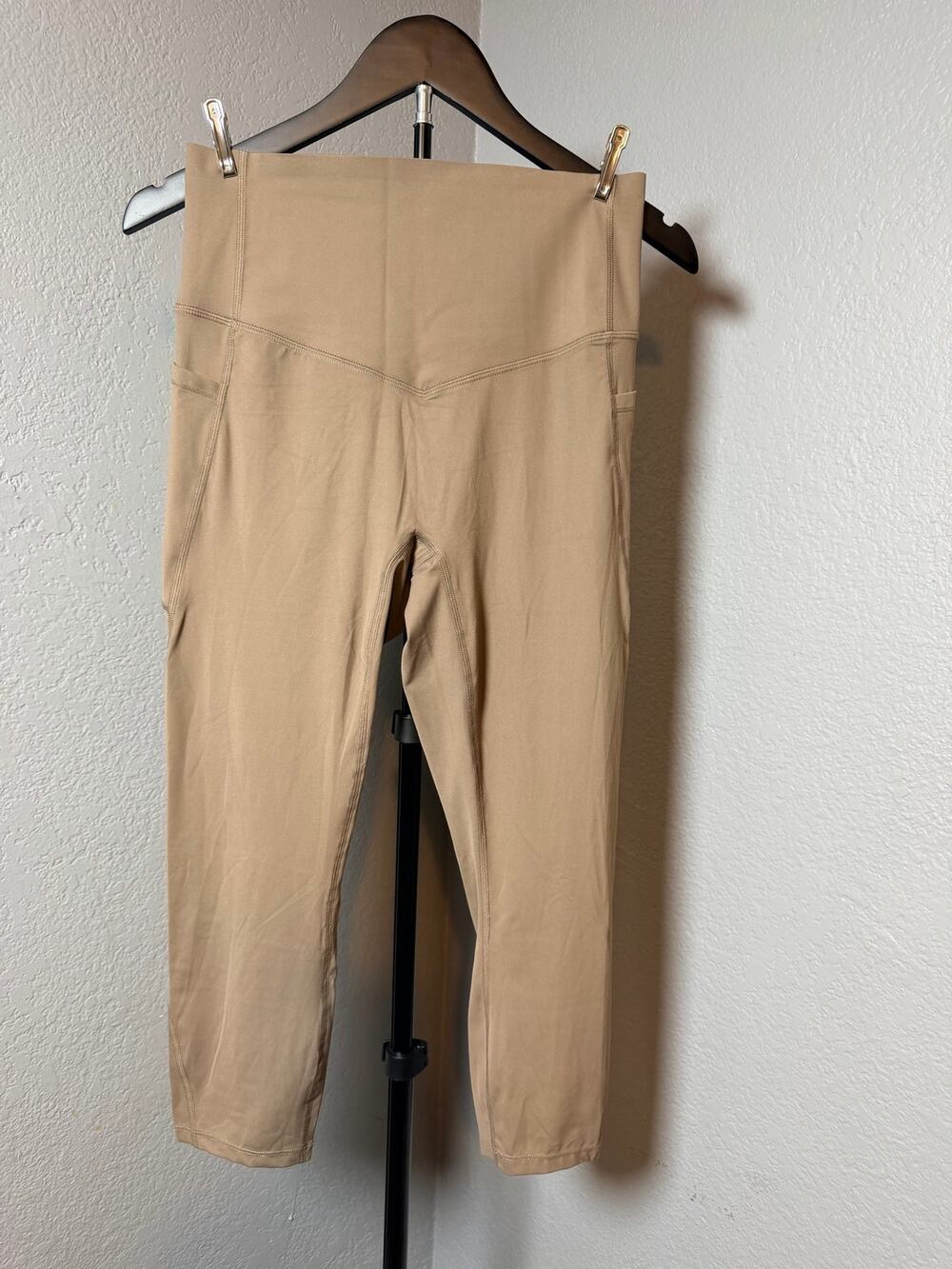 Halara High-Waisted Capri Leggings with Pockets | Beige/Taupe | Size Medium